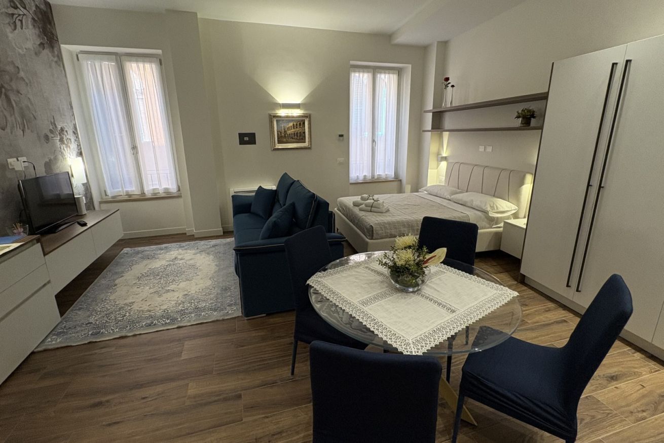 1 soverom, safe på rommet og strykejern/-brett