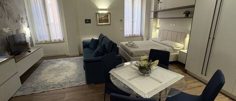 1 soverom, safe på rommet og strykejern/-brett