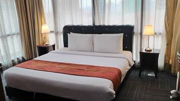 In-room safe, soundproofing, iron/ironing board, free WiFi