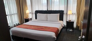 In-room safe, soundproofing, iron/ironing board, free WiFi