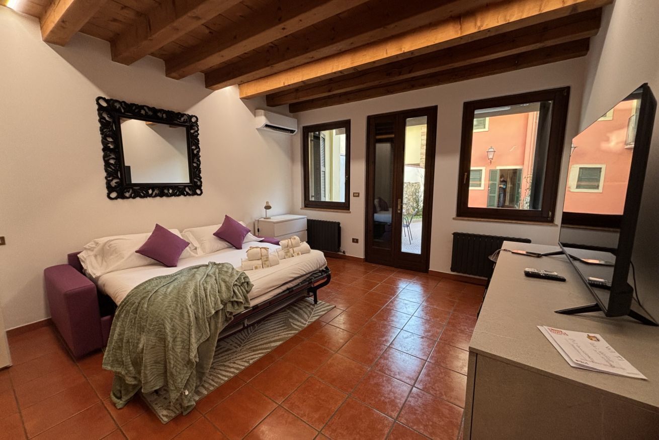 3 chambres, bureau, fer et planche à repasser, lit parapluie