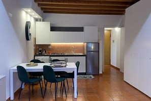 Kühlschrank, Wasserkocher mit Kaffee-/Teezubehör, Toaster