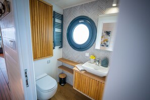 Shower, towels - Floatinghouse Aquila WOMA D13 – Modernes Hausboot für 6 Personen am Röblinsee (Fürstenberg)