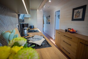 Kylskåp, ugn, spishäll och diskmaskin