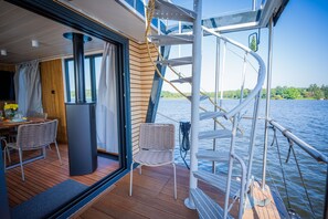 Outdoor dining - Floatinghouse Aquila WOMA D13 – Modernes Hausboot für 6 Personen am Röblinsee (Fürstenberg)