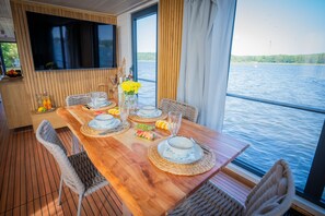 Dining - Floatinghouse Aquila WOMA D13 – Modernes Hausboot für 6 Personen am Röblinsee (Fürstenberg)