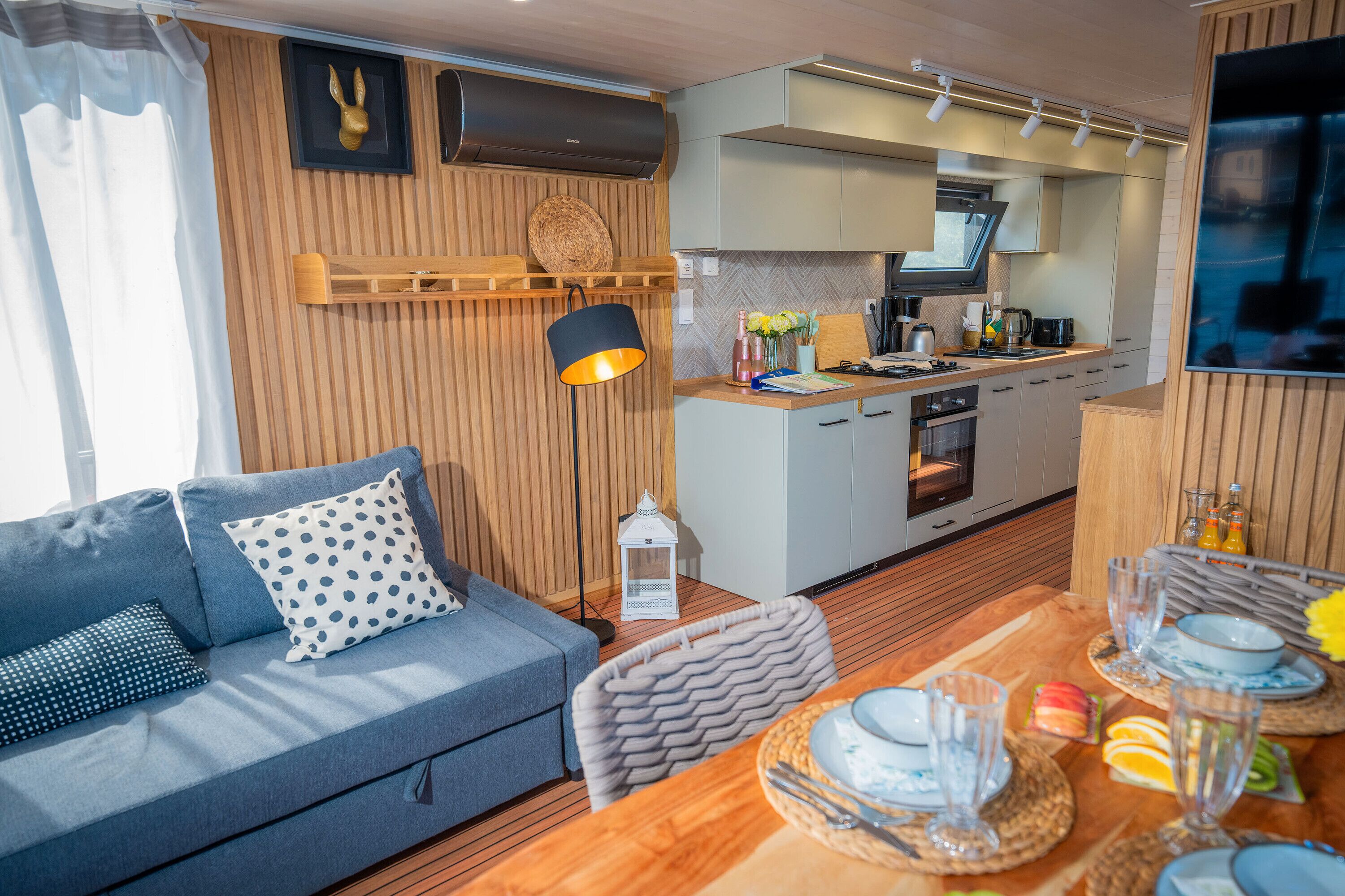 Televisión y chimenea 