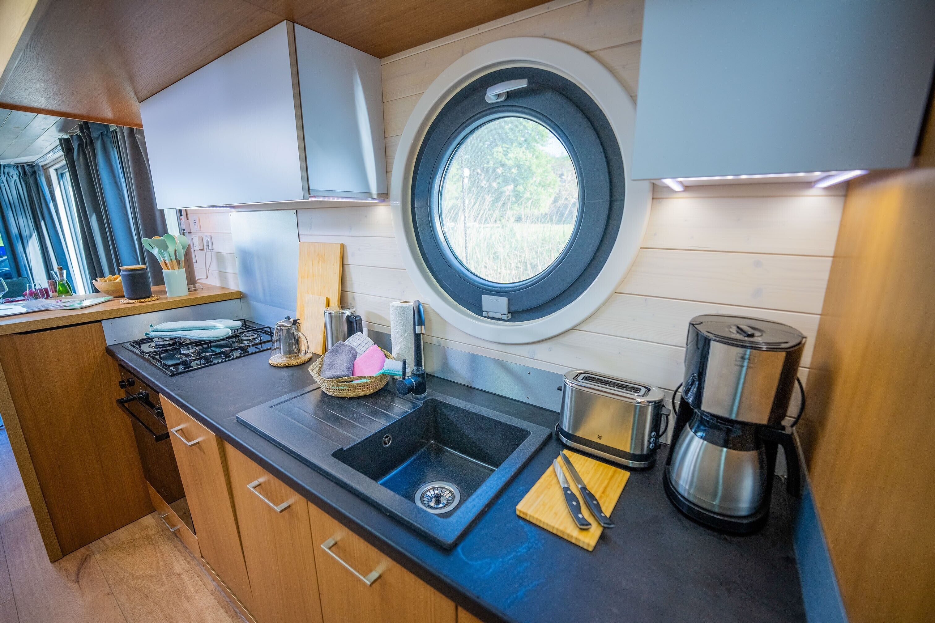 Fridge, oven, stovetop, dishwasher