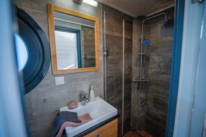 Chuveiro, toalhas de banho