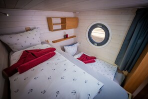 2 bedrooms, WiFi, bed sheets - Floatinghouse Brino WOMA D13 – Modern Houseboat with Rooftop Terrace and Panoramic Views (Fürstenberg)