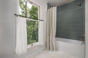Shower, hair dryer, towels, soap - Cozy, renovated 3-bedroom retreat on 10+ acres in charming Leesburg. Sleeps 7 (Leesburg)