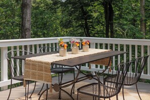 Outdoor dining - Cozy, renovated 3-bedroom retreat on 10+ acres in charming Leesburg. Sleeps 7 (Leesburg)