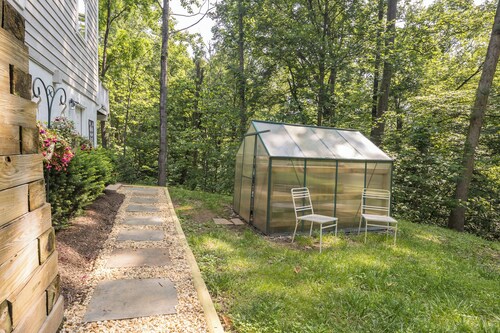 Cozy, renovated 3-bedroom retreat on 10+ acres in charming Leesburg. Sleeps 7