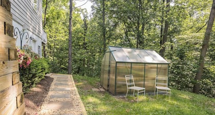 Cozy, renovated 3-bedroom retreat on 10+ acres in charming Leesburg. Sleeps 7