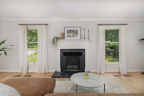 Interior - Cozy, renovated 3-bedroom retreat on 10+ acres in charming Leesburg. Sleeps 7 (Leesburg)
