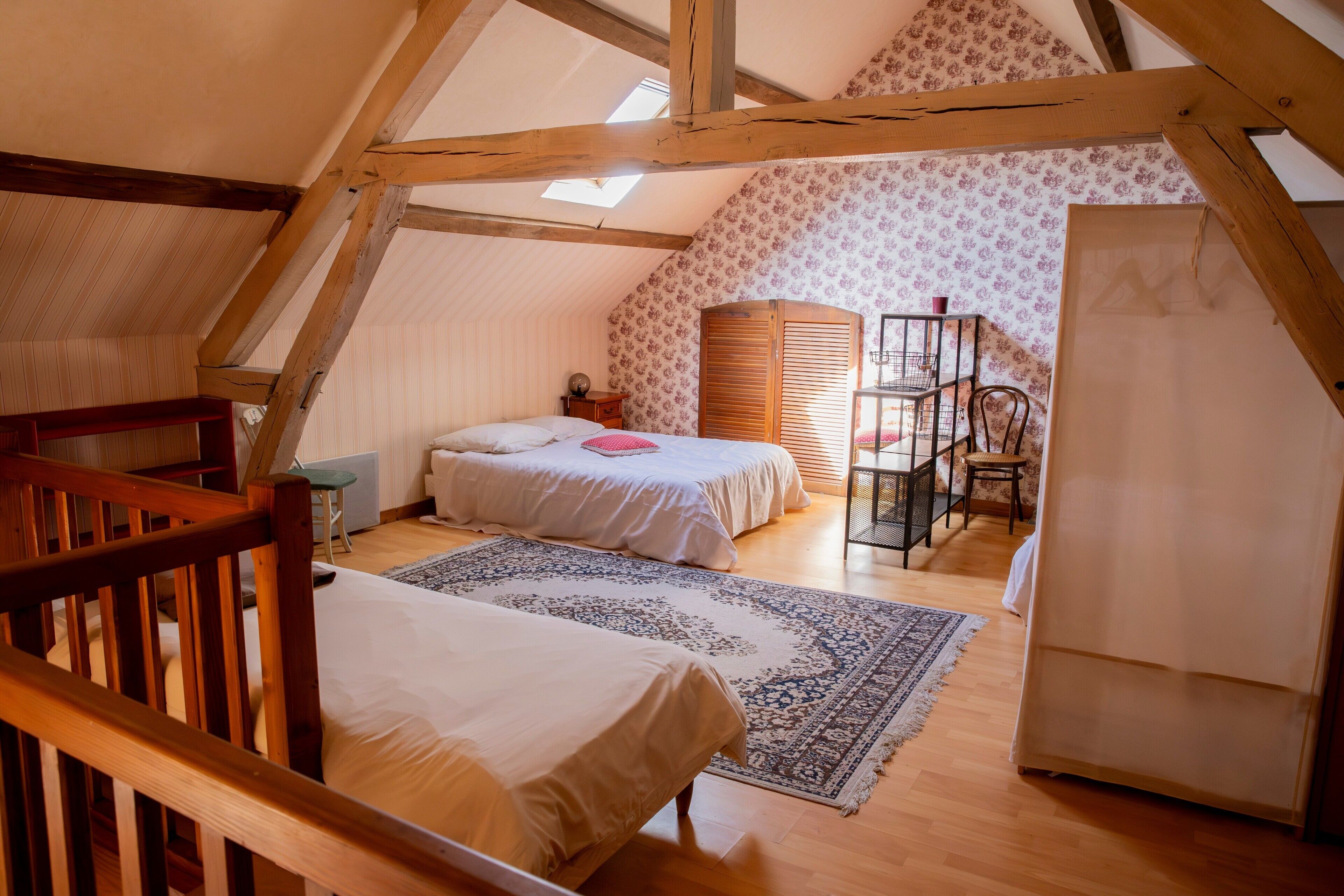 8 slaapkamers, een bureau, een strijkplank/strijkijzer, wifi