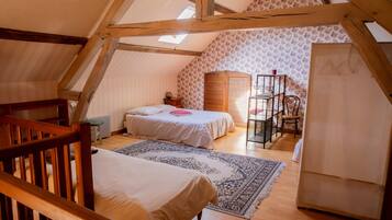 8 slaapkamers, een bureau, een strijkplank/strijkijzer, wifi