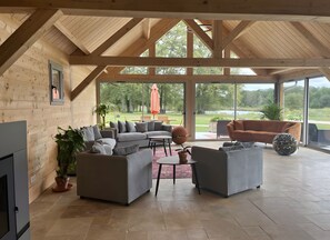 Tv, eldstad och ett bordtennisbord