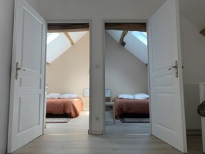 8 habitaciones, escritorio, tabla de planchar con plancha y wifi 