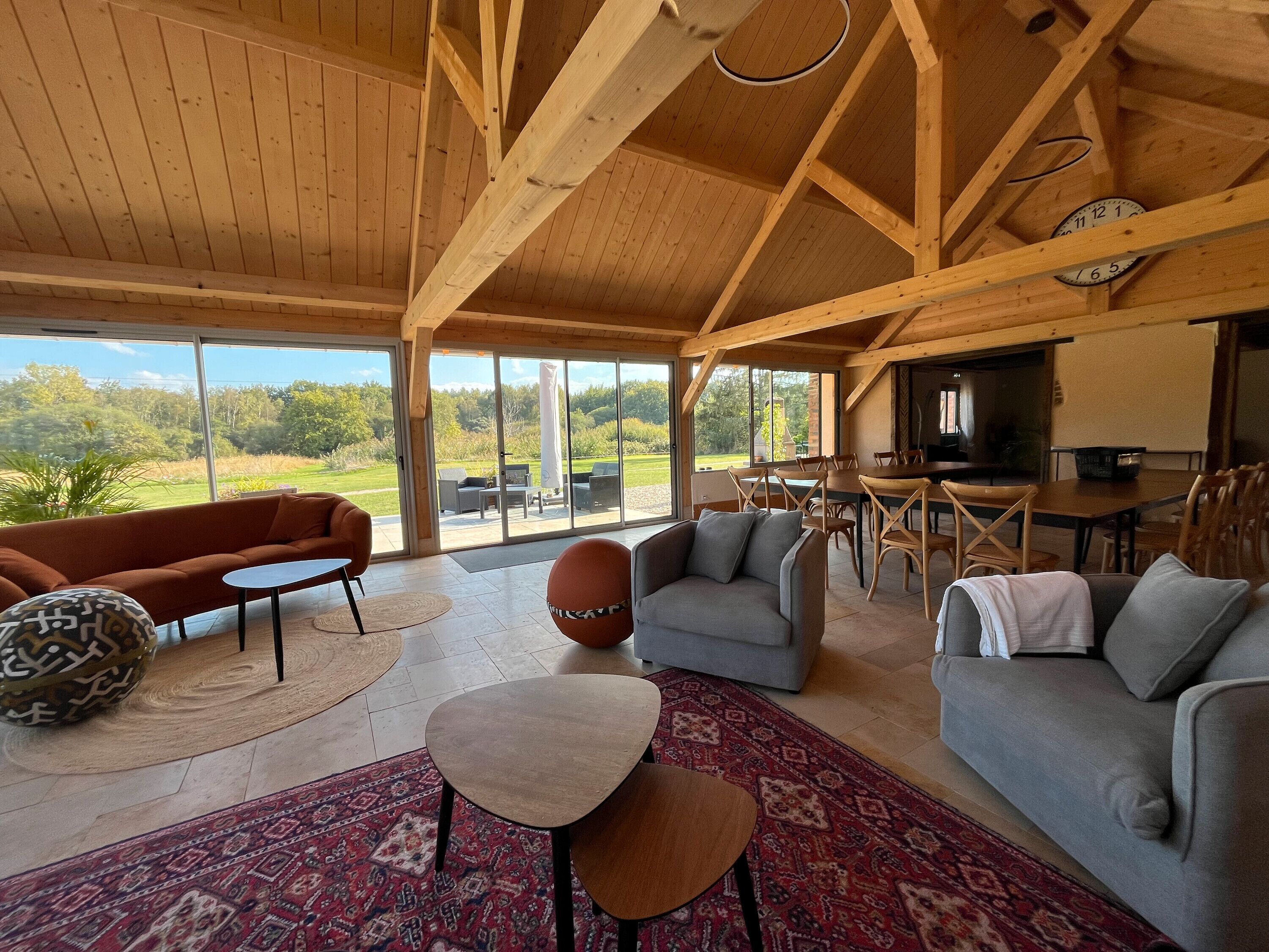 TV, lareira, mesa de pingue-pongue