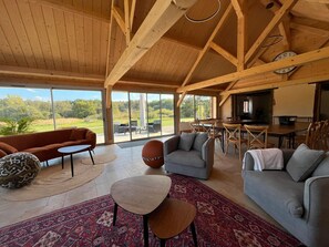 Tv, eldstad och ett bordtennisbord