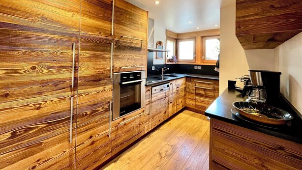 Eine moderne Küche mit Holzschränken und einer Kochinsel.