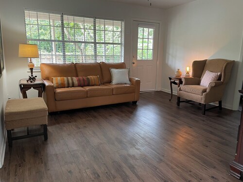 The Hummingbird: Private Bathrooms, Pet Friendly, in the Heart of Douglas