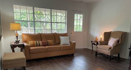 The Hummingbird: Private Bathrooms, Pet Friendly, in the Heart of Douglas