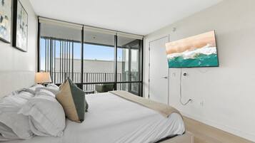 2 dormitorios, escritorio, tabla de planchar con plancha y cuna de viaje