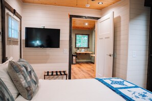 Iron/ironing board, free WiFi, bed sheets, wheelchair access - Cozy Bunk House Cottage near Clemson - full kitchen, large deck, grill, and more (Central)