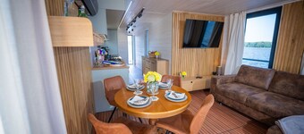 Floatinghouse Frigga WOMA D13 – Modernes Hausboot mit Dachterrasse am Röblinsee