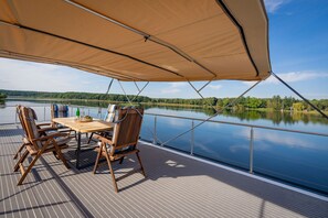 Outdoor dining - Panoramic View & Comfort: Houseboat Frigga Woma D13 (Fürstenberg)
