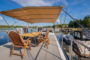 Outdoor dining - Panoramic View & Comfort: Houseboat Frigga Woma D13 (Fürstenberg)