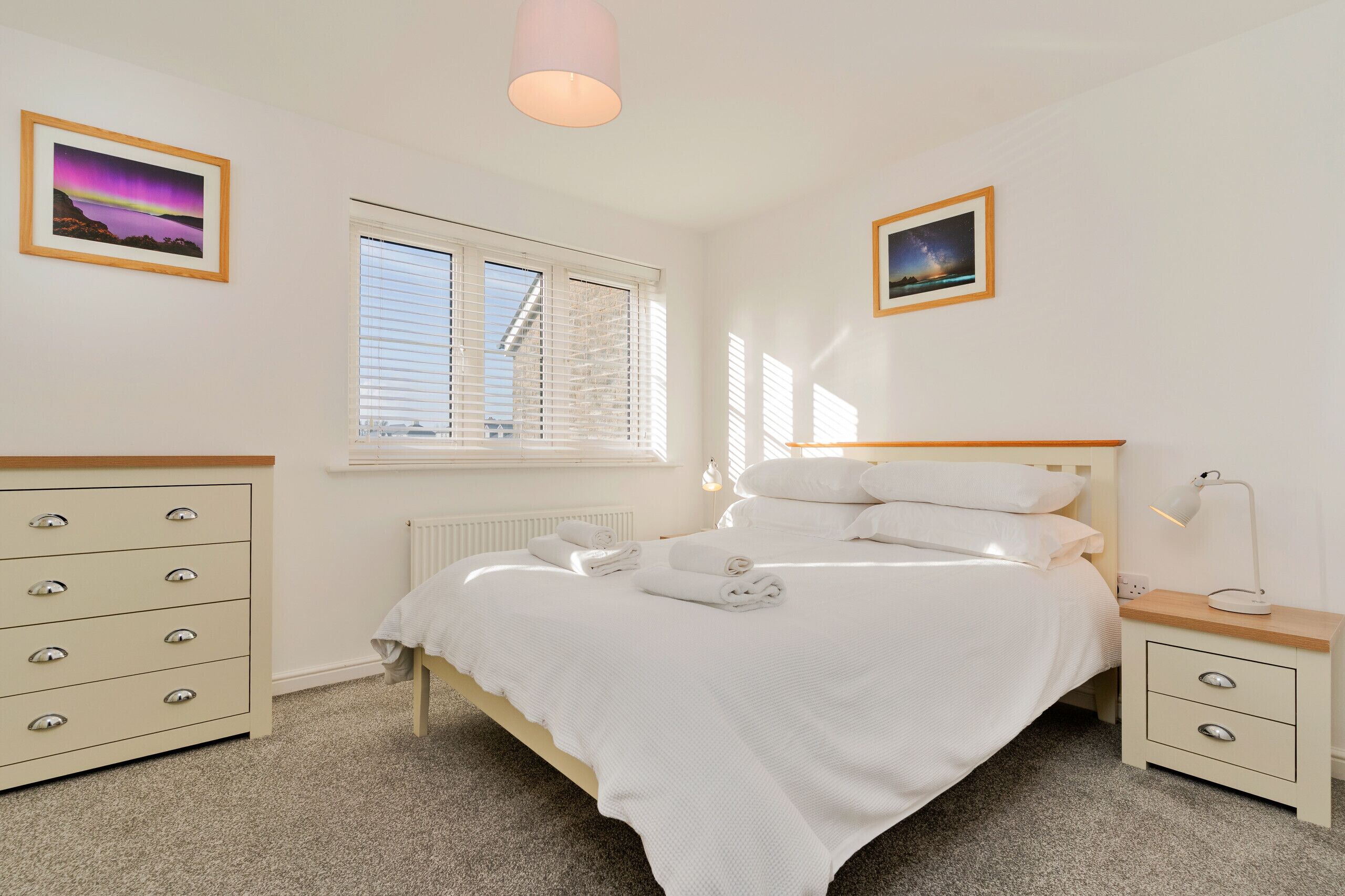 WiFi (無料)、ベッドシーツ