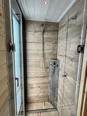 Chuveiro, toalhas de banho