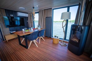 Dining - Floatinghouse Ariella WOMA D13 – Modernes Hausboot mit Dachterrasse für 7 Personen (Fürstenberg)