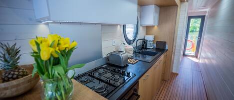 冷蔵庫、オーブン、コンロ、食器洗い機