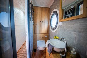 Chuveiro, toalhas de banho