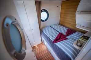 2 bedrooms, WiFi, bed sheets - Floatinghouse Ariella WOMA D13 – Modernes Hausboot mit Dachterrasse für 7 Personen (Fürstenberg)