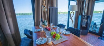 Floatinghouse Ariella WOMA D13 – Modern Comfort on the Water for 7 Guests