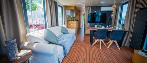 Televisión y chimenea