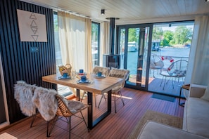 Un intérieur moderne avec une table à manger en bois, des chaises et un canapé.
