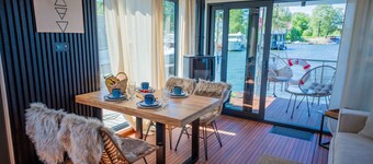 Floatinghouse Elements WOMA D13 – Modern Houseboat with Rooftop Terrace and Lake View