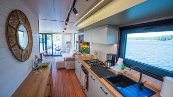 Een koelkast, een oven, een kookplaat, een vaatwasser