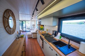 Fridge, oven, stovetop, dishwasher - Floatinghouse Elements WOMA D13 – Modern Houseboat for 6 on Röblinsee (Fürstenberg)