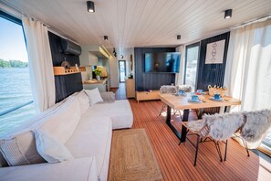 Een televisie en een open haard