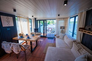 TV, fireplace - Floatinghouse Elements WOMA D13 – Modern Houseboat for 6 on Röblinsee (Fürstenberg)