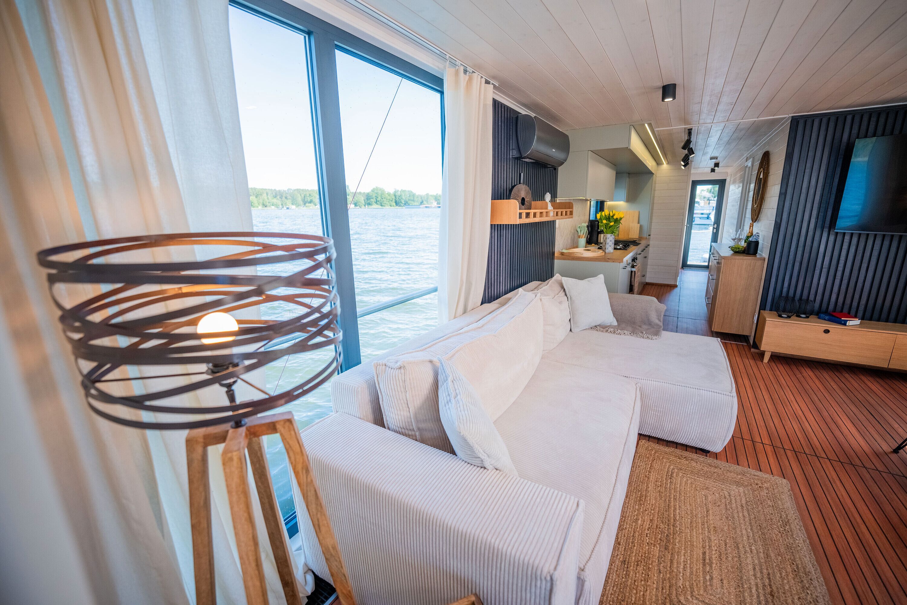 Een televisie en een open haard