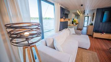 Een televisie en een open haard