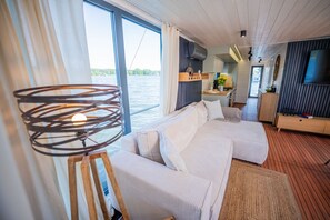 TV, fireplace - Floatinghouse Elements WOMA D13 – Modern Houseboat for 6 on Röblinsee (Fürstenberg)